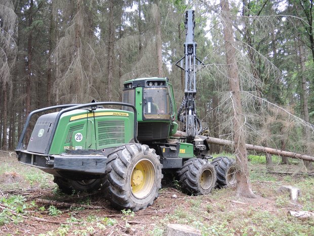 Harvester bei der Holzernte